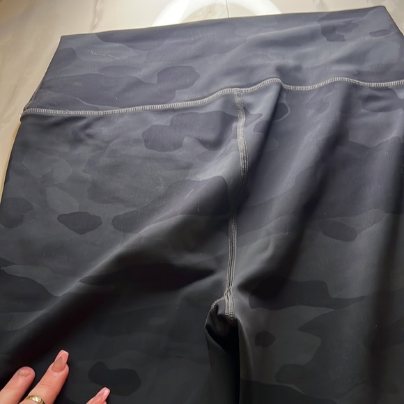 Alo Yoga Vapor Performance Leggings in Putty Camoflauge - Picture 5 of 7